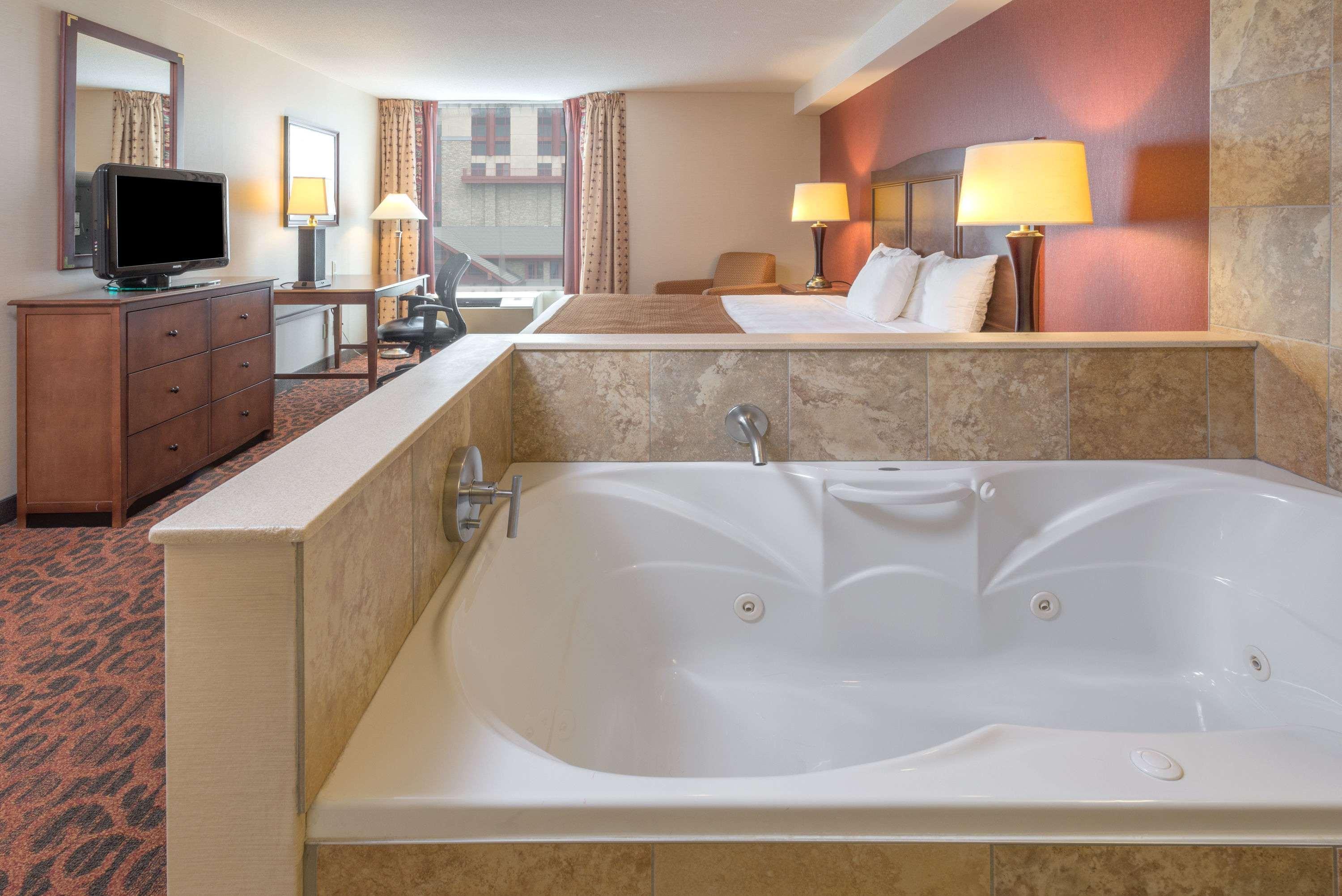 Ramada By Wyndham Niagara Falls/Fallsview Eksteriør billede