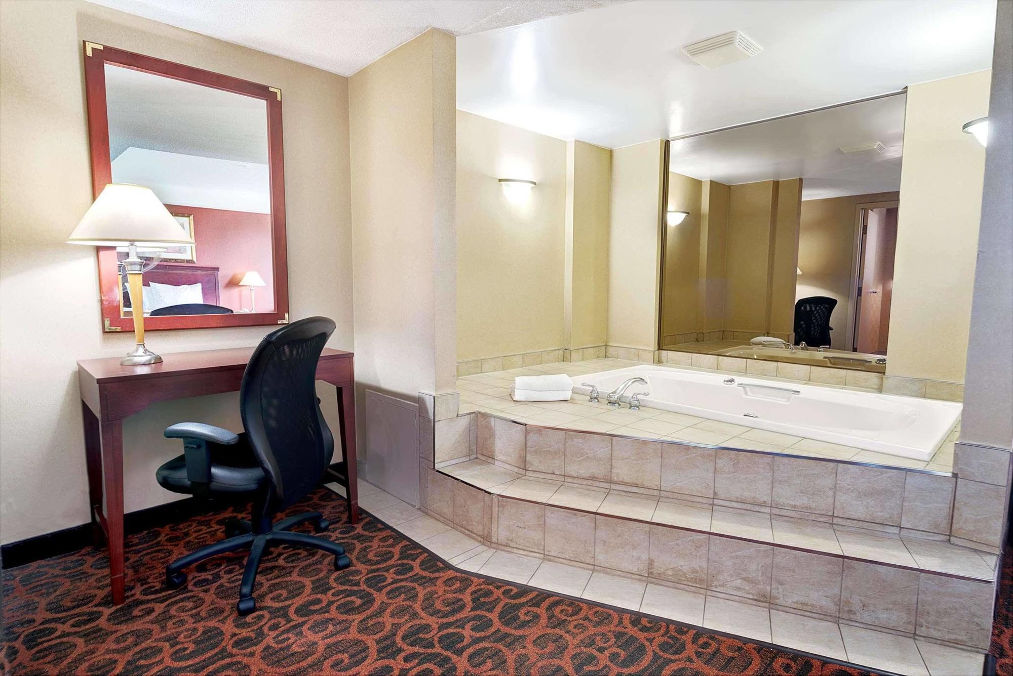 Ramada By Wyndham Niagara Falls/Fallsview Eksteriør billede