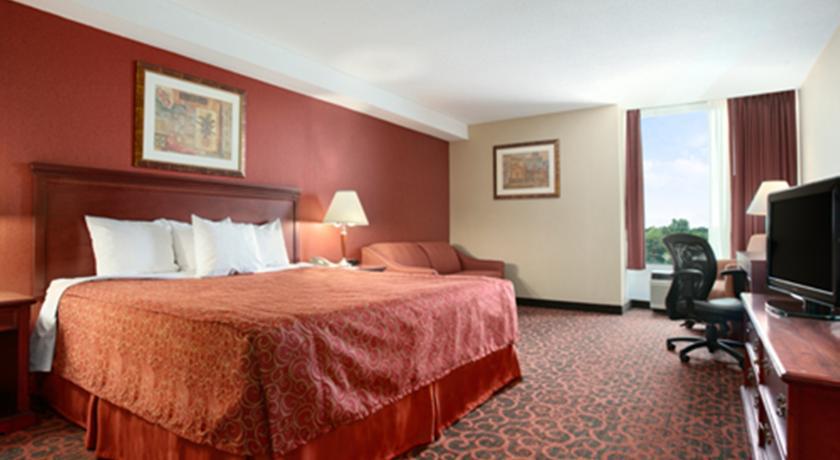 Ramada By Wyndham Niagara Falls/Fallsview Værelse billede